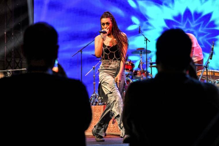 La rappeuse égyptienne Phaty lors d'un concert à l'Université américaine du Caire, le 30 septembre 2023 ( AFP / Ahmed HASAN )