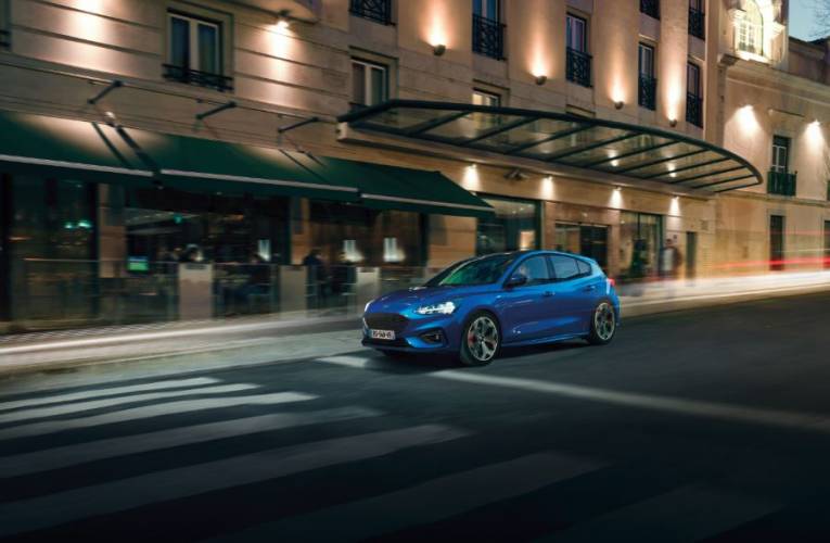 Avec ses lignes sportives haut de gamme, la nouvelle Ford Focus attire les regards.