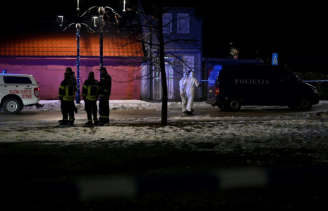 La police et la protection civile bouclent le lieu de la fusillade meurtrière à Bajice, près de Cetinje dans le sud du Monténégro, le 1er janvier 2025 ( AFP / SAVO PRELEVIC )