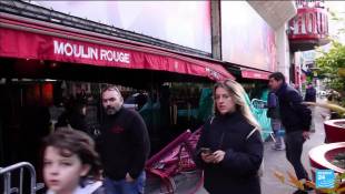 France : à Paris, le célèbre Moulin Rouge perd ses ailes mais reste ouvert