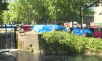 Les tentes de migrants réapparaissent le long du canal de Dublin