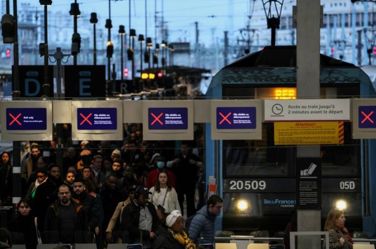 Des voyageurs gare de Lyon à Paris le 16 février 2024 lors d'une grève des contrôleurs de la SNCF ( AFP / Ian LANGSDON )