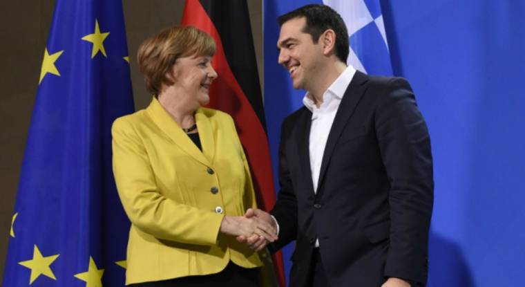 La chancelière allemande Angela Merkel et le Premier ministre grec, Alexis Tsipras. (Schwarz/AFP)