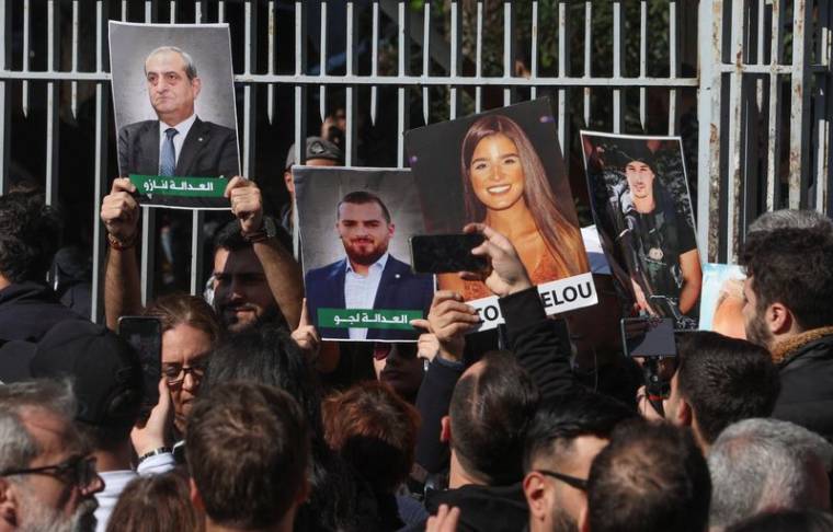 Des gens se rassemblent à Beyrouth au Liban pour s'opposer à la révocation du juge Tarek Bitar dans l'enquête sur l'explosion meurtrière dans le port de la capitale en 2020