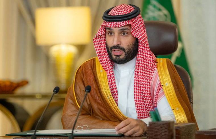 Le prince héritier saoudien Mohamed ben Salman prononçant un discours depuis son bureau