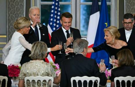 Le président Emmanuel Macron et son épouse Brigitte portent un toast avec le président américain Joe Biden et son épouse Jill, le 9 juin 2024 à l'Elysée avant un dîner d'Etat ( AFP / SAUL LOEB )