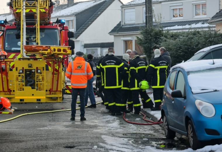 Les pompiers devant la maison incendiée à Wingles, dans le Pas-de-Calais, le 13 janvier 2025 ( AFP / DENIS CHARLET )