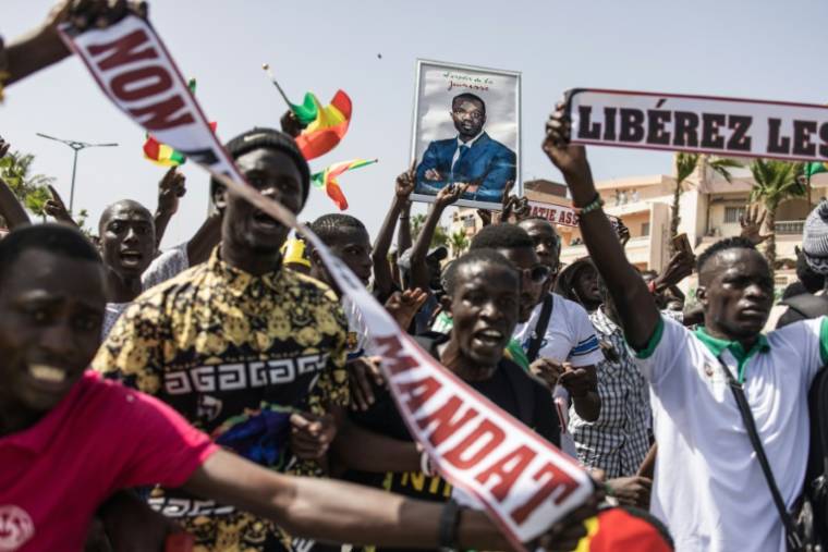 Des supporteurs de l'opposant sénégalais Ousmane Sonko manifestent à Dakar, le 12 mai 2023 ( AFP / JOHN WESSELS )