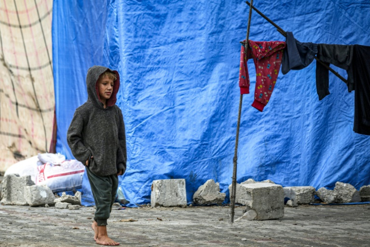 Un enfant palestinien dans le camp de réfugiés de Bureij, dans le centre de la bande de Gaza, après près d'un an de guerre entre Israël et le Hamas, le 1er octobre 2024 ( AFP / Eyad BABA )