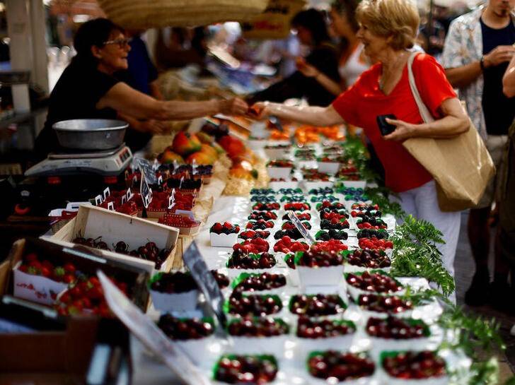 Photo des gens qui achètent des fruits sur un marché local à Nice