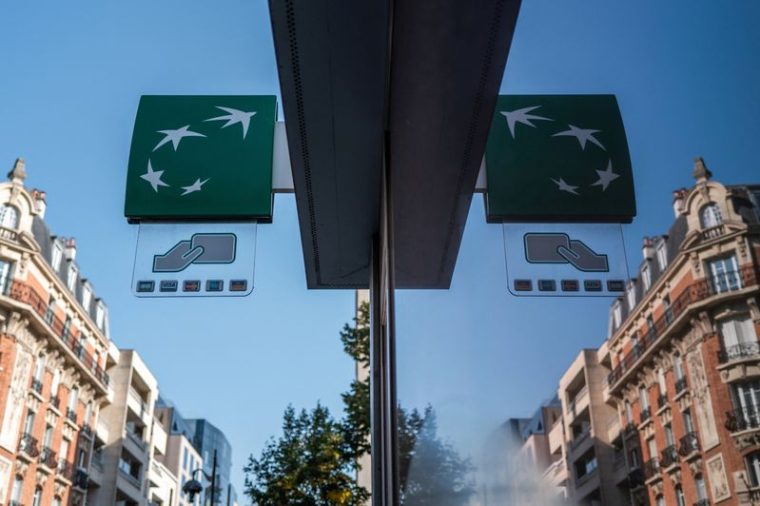 Le logo de BNP Paribas à l'extérieur d'un bureau de banque à Paris