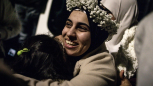 Retrouvailles entre une Palestinienne libérée par Israël et une proche, le 20 janvier 2025 à Beitunia, en banlieue de Ramallah, en Cisjordanie occupée ( AFP / JOHN WESSELS )