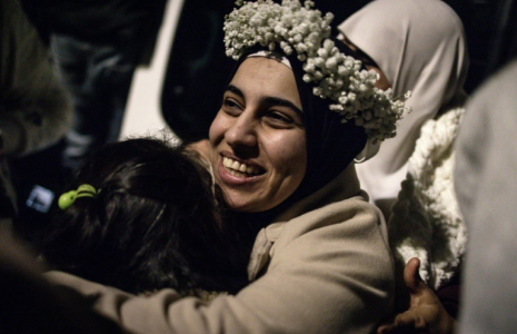 Retrouvailles entre une Palestinienne libérée par Israël et une proche, le 20 janvier 2025 à Beitunia, en banlieue de Ramallah, en Cisjordanie occupée ( AFP / JOHN WESSELS )