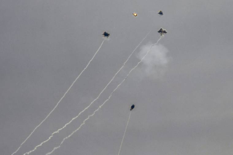 Des roquettes tirées depuis le sud du Liban sont interceptées par le système de défense aérienne israélien Iron Dome au-dessus de la Galilée, dans le nord d'Israël, le 3 juillet 2024 ( AFP / Jalaa MAREY )
