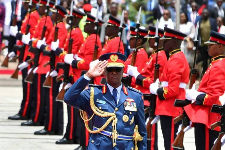 Le chef des armées kényanes, le général Francis Omondi Ogolla, lors d'une cérémonie officielle, à Nairobi le 31 octobre 2023 ( AFP / TONY KARUMBA )