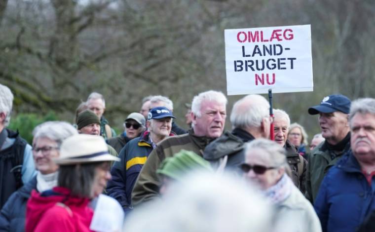 Des participants aux "funérailles" d'un fjord, dont l'écosystème a été asphyxié par les activités humaines, le 6 mars 2024 à Vejle, dans l'ouest du Danemark ( Ritzau Scanpix / Claus Fisker )