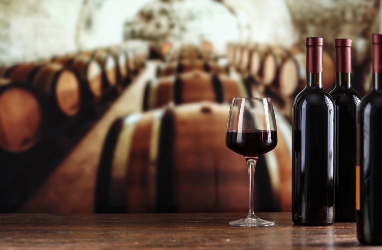 3 initiatives pour boire solidaire et soutenir les vignerons (Crédits photo : Shutterstock)