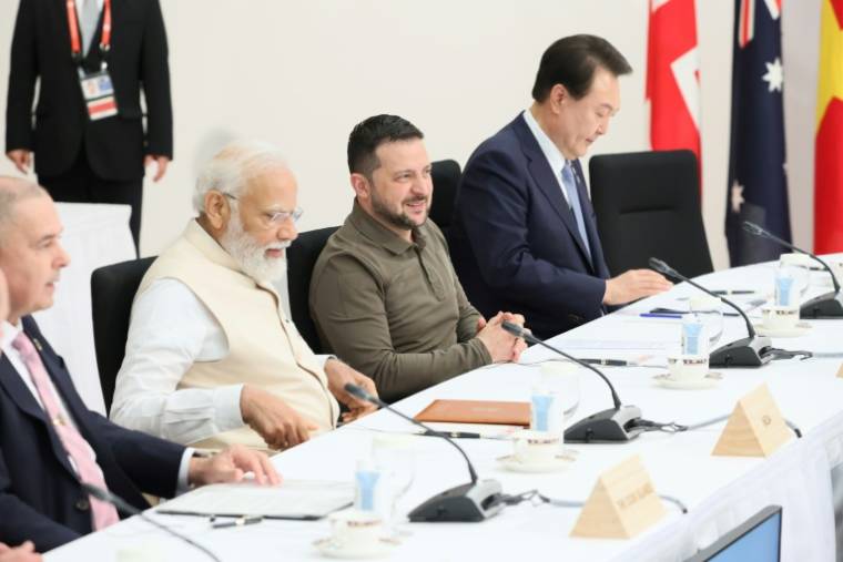 Le Premier ministre indien Narendra Modi (g, le président ukrainien Volodymyr Zelensky (c) et le président sud-coréen Yoon Suk Yeol (d) lors du sommet du G7 à Hiroshima, le 21 mai 2023 au Japon ( Ministère japonais des Affaires étrangères / Handout )