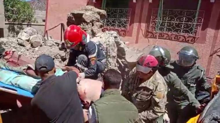 Une personne sortie des décombres après le séisme au Maroc