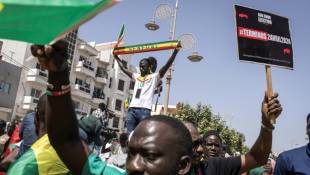 Manifestation à Dakar pour appeler les autorités à respecter la date des élections, le 17 février 2024 au Sénégal ( AFP / JOHN WESSELS )