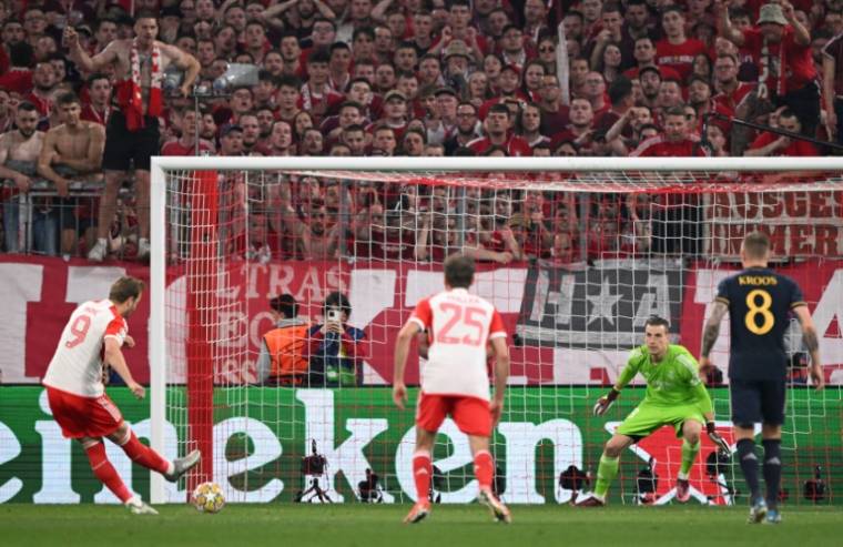L'avant-centre du Bayern Harry Kane marque sur pénalty contre le Real Madrid en demi-finale de Ligue des champions mardi à l'Allianz Arena de Munich. ( AFP / Kirill KUDRYAVTSEV )