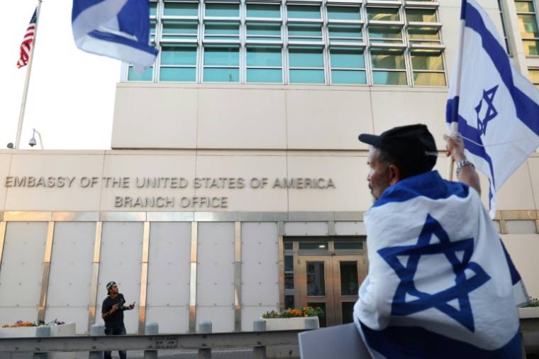 Des familles de soldats israéliens tués dans la guerre à Gaza manifestent devant la branche de l'ambassade des Etats-Unis de Tel Aviv, le 7 mai 2024 ( AFP / JACK GUEZ )