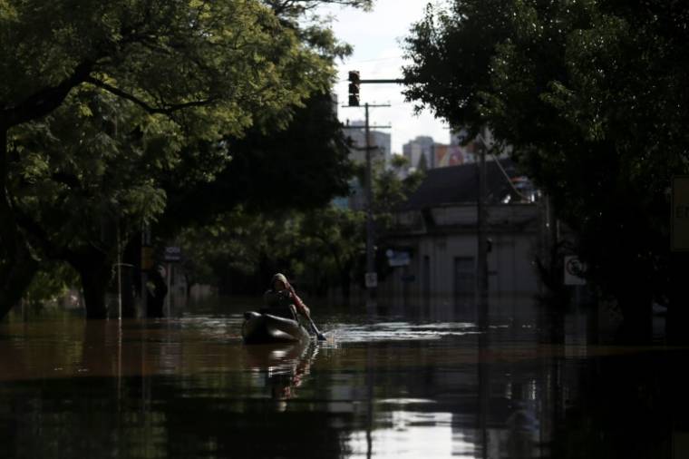 Un habitant en kayak dans la ville inondée de Porto Alegre, dans l'Etat du Rio Grande do Sul, le 9 mai 2024 au Brésil ( AFP / Anselmo CUNHA )