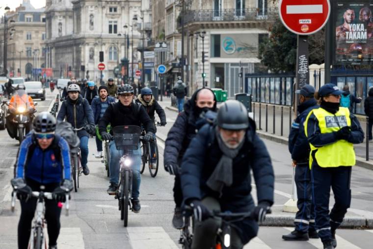 Cyclistes dans le centre de Paris, le 23 février 2023 ( AFP / LUDOVIC MARIN )
