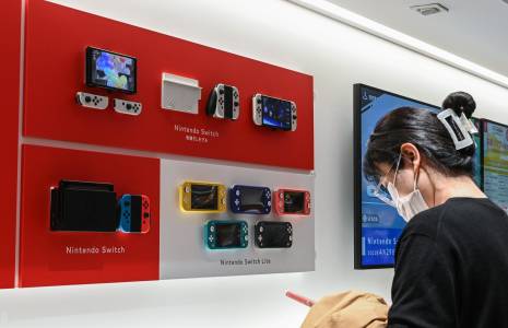 Des consoles Switch dans un magazin Nintendo à Tokyo, le 6 novembre 2023 ( AFP / Richard A. Brooks )