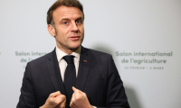 Le président Emmanuel Macron parle à la presse à son arrivée au 61e Salon de l'agriculture Porte de Versailles, le 22 février 2025 à Paris ( POOL / Thomas Padilla )