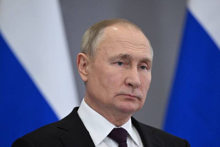 Le président russe Poutine assiste à une conférence de presse à Astana