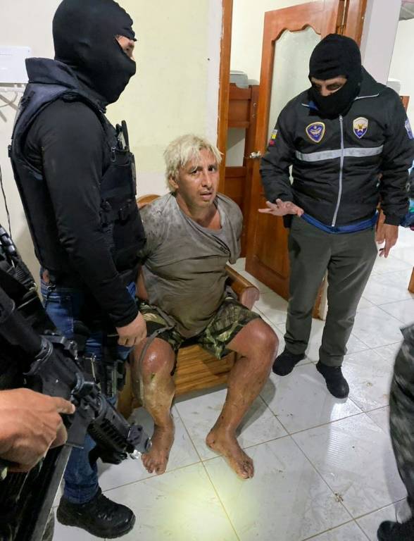 Photo diffusée par la police équatorienne de Fabricio Colon Pico (c) lors de son arrestation dans un secteur de Puerto Quito, à 160 km au nord-ouest de Quito, le 22 avril 2024 ( Police équatorienne / Handout )