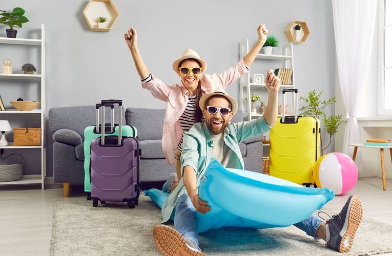 (Couple prêt à partir en vacances avec ton son équipement pour bien voyager - Crédits photo : Adobe Stock)
