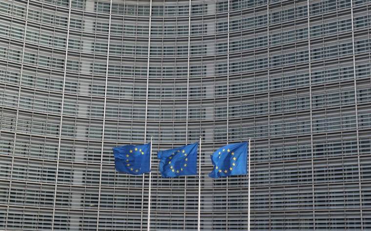 Les drapeaux de l'Union européenne devant le siège de la Commission européenne à Bruxelles