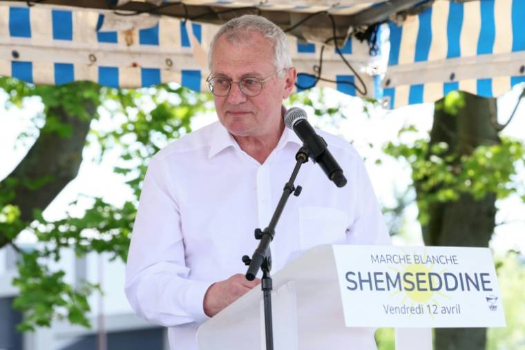 Le maire de Viry-Châtillon Jean-Marie Vilain s'exprime à l'occasion d'une marche blanche en mémoire de Shemseddine le 12 avril 2024 ( AFP / ALAIN JOCARD )