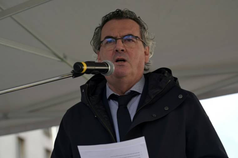 Le maire de Pantin Bertrand Kern durant la conférence de presse de maires d'Ile-de-France contre les trafics de cigarettes, le 22 avril 2024, à Pantin, en Seine-Saint-Denis ( AFP / Bertrand GUAY )