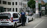 Un équipage de la police municipale  sur les lieux de l'attaque au couteau qui a fait quatre blessés le 26 mai 2024 à Lyon  ( AFP / OLIVIER CHASSIGNOLE )