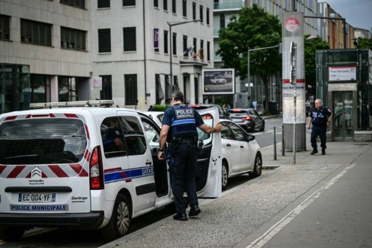 Un équipage de la police municipale  sur les lieux de l'attaque au couteau qui a fait quatre blessés le 26 mai 2024 à Lyon  ( AFP / OLIVIER CHASSIGNOLE )