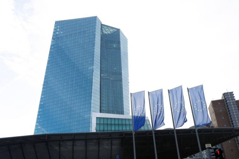 Des drapeaux européens flottent devant le siège de la Banque centrale européenne (BCE) à Francfort, en Allemagne