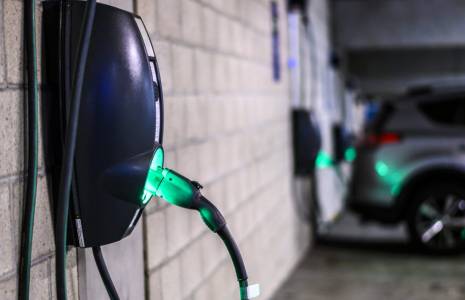 Vous vivez en copropriété et vous avez besoin d’une borne de recharge pour votre voiture et moto électrique, vous avez deux options : l’installation individuelle, pour votre usage personnel, et l’installation collective, pour un usage partagé. (© EDF)
