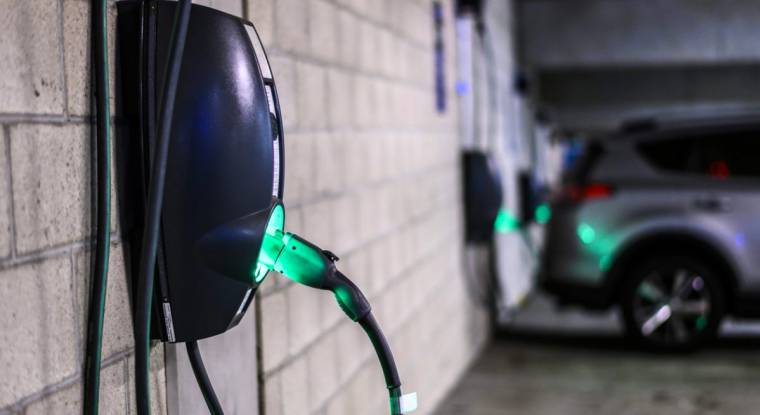 Vous vivez en copropriété et vous avez besoin d’une borne de recharge pour votre voiture et moto électrique, vous avez deux options : l’installation individuelle, pour votre usage personnel, et l’installation collective, pour un usage partagé. (© EDF)