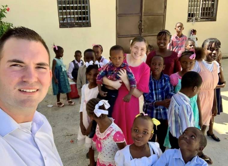 Image non datée fournie par Missions in Haiti montrant les missionnaires américains Davy et Natalie Lloyd posant avec des enfants haïtiens ( Missions in Haiti / - )
