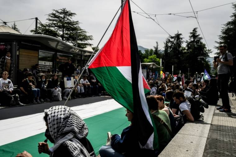 Des étudiants pro-Palestiniens participent le 30 avril 2024 à un sit-in sur les voies du tramway à Grenoble ( AFP / JEFF PACHOUD )