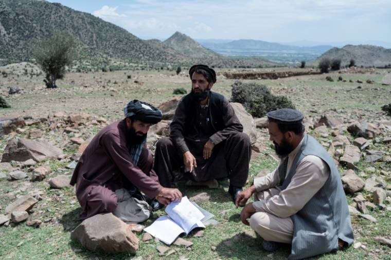 L'instituteur Badshah Khan (c), chef des Balkhel, lors d'un entretien avec l'AFP dans le district de Janikhel, dans la province de Paktia, le 22 avril 2024 en Afghanistan ( AFP / Wakil KOHSAR )