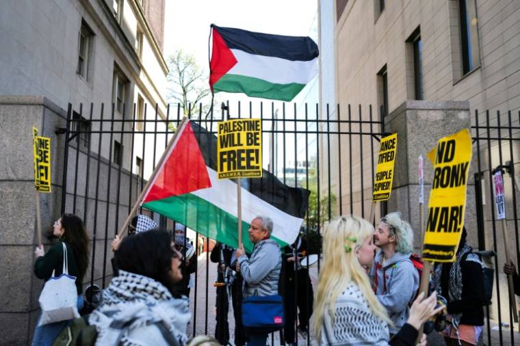 Des manifestants pro-palestiniens à l'université Columbia, à New York, aux Etats-Unis, le 22 avril 2024 ( AFP / Charly TRIBALLEAU )