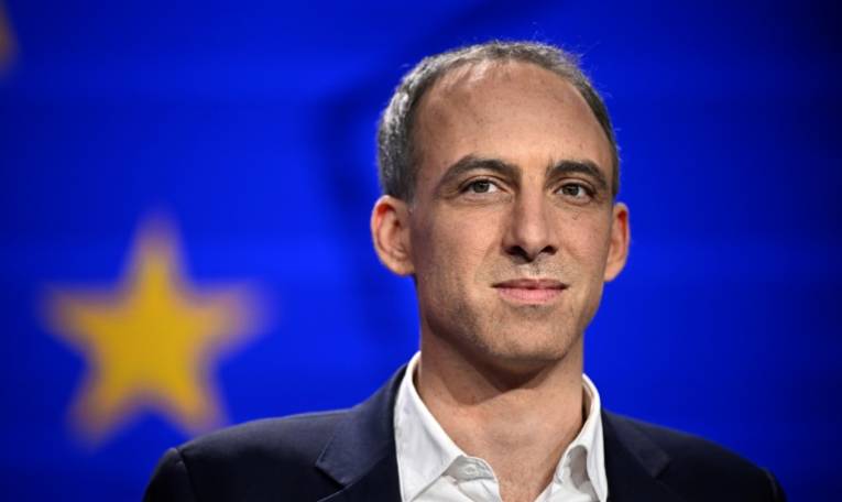 La tête de liste aux élections européennes de Place Publique et du PS Raphaël Glucksmann, le 27 mai 2024, à Paris ( AFP / JULIEN DE ROSA )