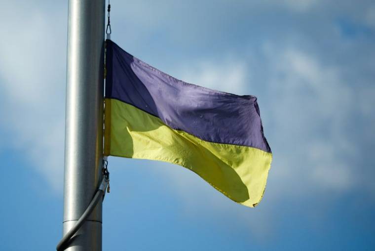 Photo d'un drapeau ukrainien de la ligne de front en Ukraine est remis par les militants à Vilnius