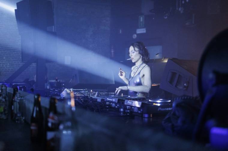 DJ "Dr Rubinstein" derrière ses platines dans la boite de nuit le Fuse à Bruxelles le 23 mars 2024 ( AFP / Simon Wohlfahrt )