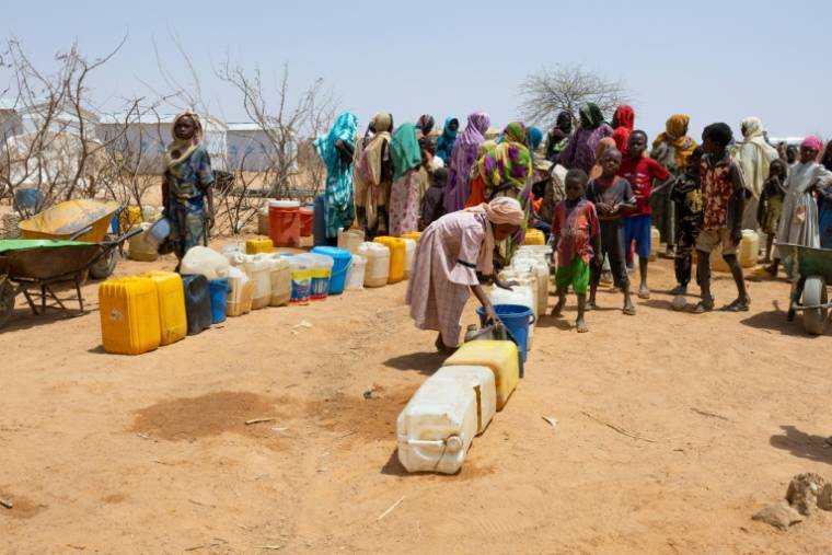 Des réfugiés soudanais se rassemblent pour obtenir de l'eau dans le camp de réfugiés de Farchana, le 8 avril 2024 ( AFP / Joris Bolomey )