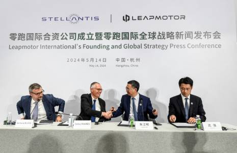 Le PDG de Stellantis Carlos Tavares (2e g) et le PDG du constructeur chinois de voitures électriques Leapmotor Zhu Jiangming (2e d) lors d'un événement médiatique conjoint à Hangzhou, dans la province chinoise du Zhejiang, le 14 mai 2024on May 14. ( AFP / - )